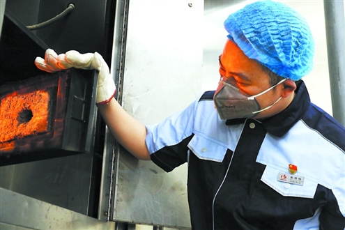 张伟伟日常 要 在800℃的火化炉边工作